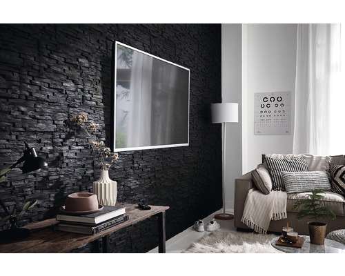 Wohnzimmer mit Steintapete, Fernseher und Couch