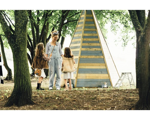 Mutter mit zwei Kindern vor einem Holz-Tipi im Garten