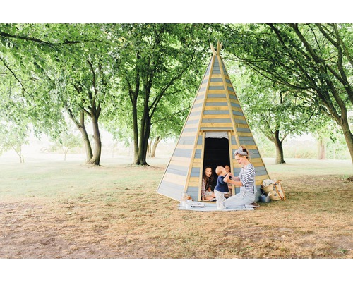 Kinderspielzelt in einem Garten mit spielenden Kindern