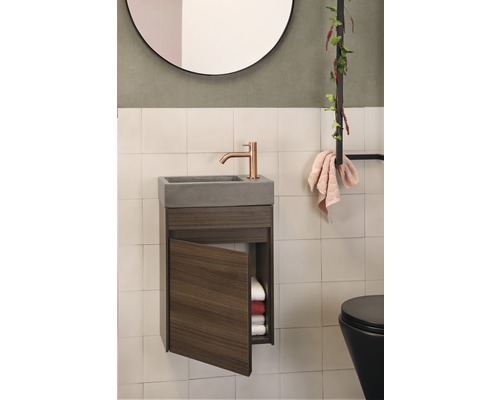 Badezimmer mit Waschbecken, Unterschrank, Armatur und Spiegel