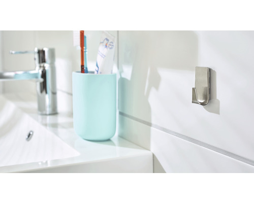 Badezimmer Szene mit Waschbecken, Zahnputzbecher und Wandhaken