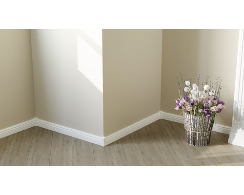 Raumecke mit Sockelleisten, Holzboden und Blumenarrangement
