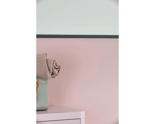 Aufnahme einer Kommode mit einer Decke auf einer Kiste.