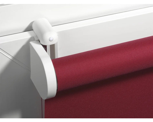 Rollo mit weißer Halterung und bordeauxfarbenem Stoff