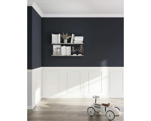 Wohnzimmer mit Bücherregal, Wandpaneelen und Spielzeugauto