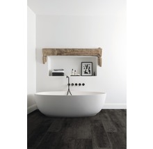 Freistehende Badewanne in einem Badezimmer mit Holzboden, Nische mit Dekorationen und Armaturen