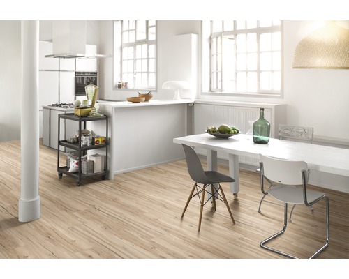 Heller Küchenraum mit Holzboden, Esstisch und Küchenwagen.