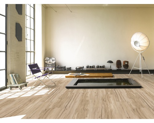 Heller Raum mit großem Fenster, Laminatboden in Holzoptik, Sitzgelegenheit und Dekorationen.