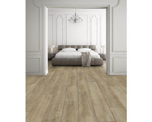 Heller Schlafzimmerraum mit Holzboden, Bett und dekorativer Beleuchtung.