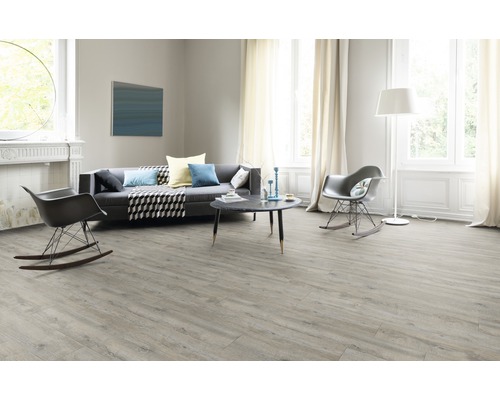 Heller Wohnraum mit Laminatboden, Sofa und Stühlen