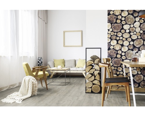 Helles Wohnzimmer mit Sofa, Sessel, Holztisch, Dekoration und Holzwand