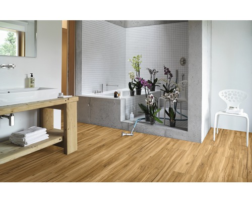 Helles Badezimmer mit Holzboden, Waschbecken mit Holztisch, Badewanne und Stuhl
