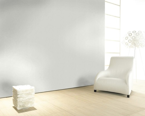 Helles Zimmer mit Sessel, Stehlampe und Beistelltisch