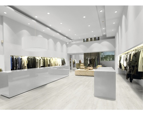 Innenansicht eines Bekleidungsgeschäfts mit Regalen und Kleiderständern