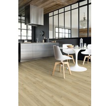 Helle Küche mit Holzboden, Esstisch und Stühlen