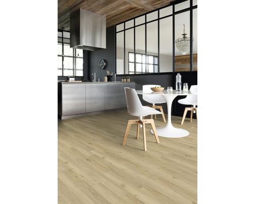 Helle Küche mit Holzboden, Esstisch und Stühlen