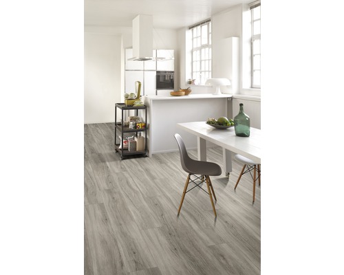 Helle Küche mit Esstisch, Stühlen und Boden in Holzoptik