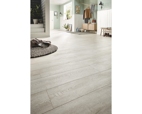 Heller Eingangsbereich mit hellem Holzboden, Kommode und Sitzbank