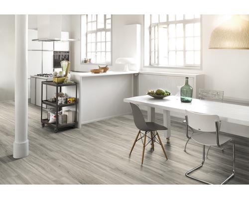 Heller Wohnraum mit Holzboden, Esstisch und Küchenwagen