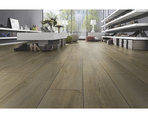 Heller Holzboden in einem Schuhgeschäft mit Regalen und Dekorationsartikeln