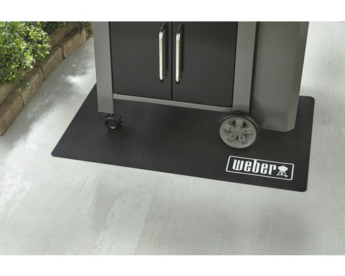 Weber Grillmatte unter einem Grill mit Rollen und Schrank