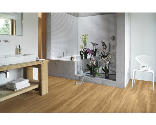 Badezimmer mit Holzboden, Waschbecken, Badewanne und Pflanzen