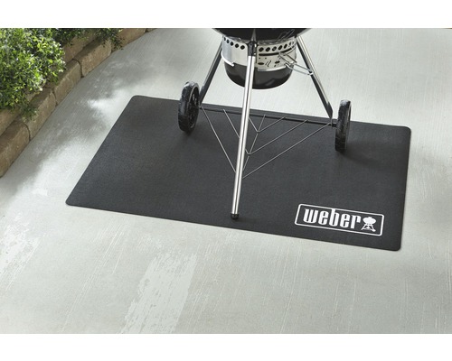 Weber Bodenschutzmatte unter einem Grill auf einer Terrasse