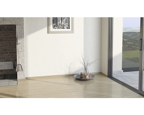 Heller Raum mit Kamin, Fenster und Dekoration