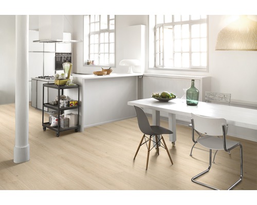 Helles Wohnzimmer mit Holzboden, Esstisch und Küchenwagen