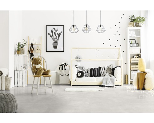 Kinderzimmer mit Holzbett, Sitzgelegenheit und dekorativen Elementen.