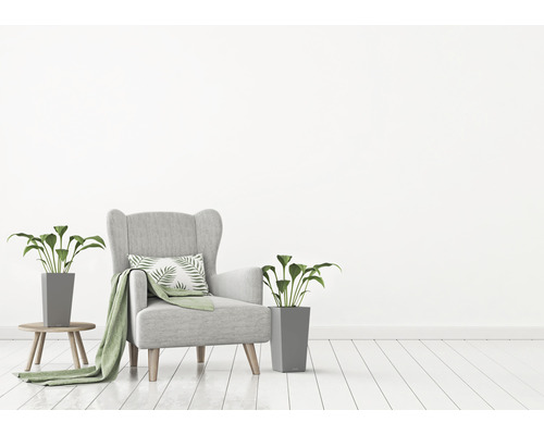 Wohnzimmer-Szene mit Sessel, Pflanzgefäßen und Beistelltisch