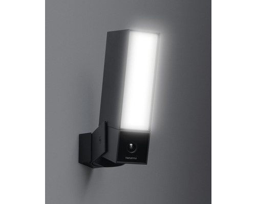 Netatmo Überwachungskamera mit Aussenleuchte an einer Wand montiert.