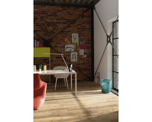 Heller Raum mit Schreibtisch, Stuhl, Regalen und Holzboden