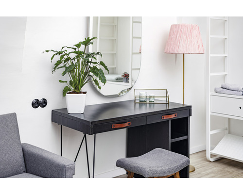 Helles Zimmer mit dunklem Schminktisch, Spiegel, Pflanze und Stuhl