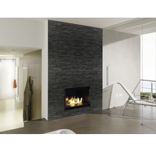Modernes Badezimmer mit Steinwand, Kamin und Liege