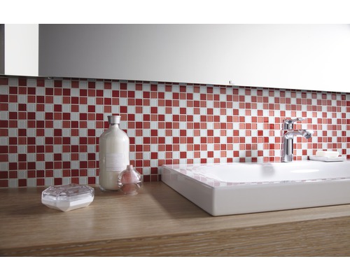 Modernes Badezimmer mit Waschbecken, Armatur und Mosaikfliesen