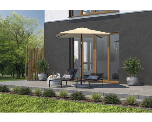 Terrasse mit Sonnenschirm, Liegen und Dekoration im Gartenbereich