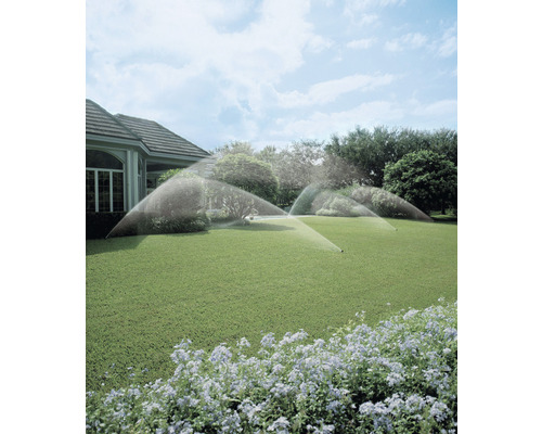 Bewässerungssystem für den Garten mit Rasensprengern in Betrieb