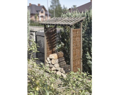 Holzlager mit Dach und geflochtenen Seitenwänden im Garten.