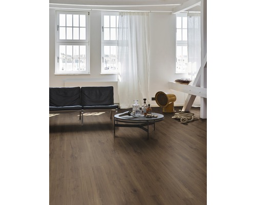 Wohnzimmer mit Laminatboden, Sofa und Tisch