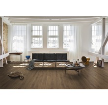 Heller Raum mit Laminatboden, Sofa und Fenstern