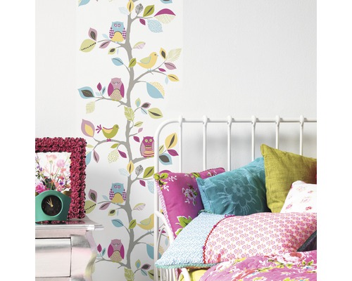 Helles Schlafzimmer mit Bett, Nachttisch und Tapete mit Baum-, Vogel- und Eulenmotiven