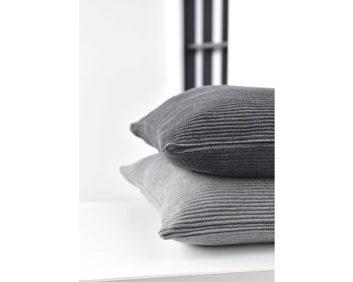 Stapel aus zwei strukturierten Zierkissen