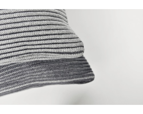 Nahaufnahme von zwei gestreiften Kissen