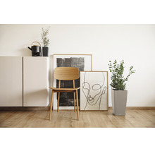 Wohnzimmer mit Holzstuhl, Pflanzen und Dekoration