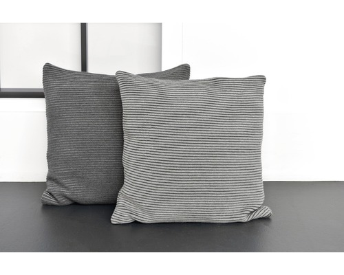 Zwei gestreifte Dekokissen