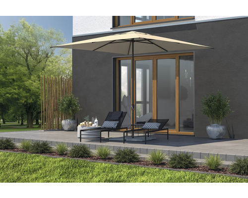 Terrasse mit Sonnenschirm, Liegestühlen und dekorativen Elementen für den Außenbereich.