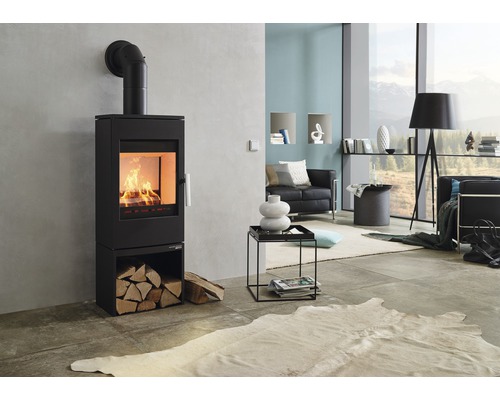 Modernes Wohnzimmer mit Kaminofen und Holzscheiten
