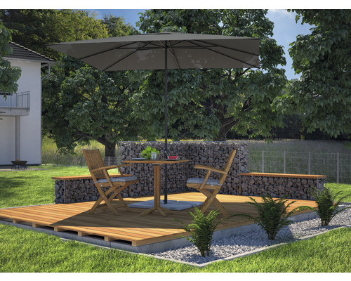 Terrasse mit Gartenmöbeln, Sonnenschirm und Gabionenwand im Garten