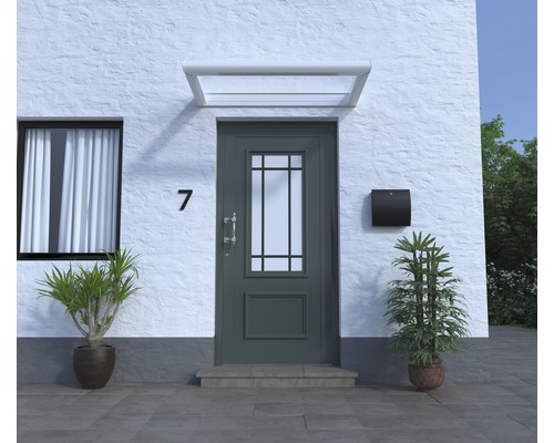 Hausfassade mit Haustür, Briefkasten und Vordach